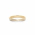 Schmaler Ring aus Gelbgold mit einer gedrehten Schiene und eingefassten weißen Diamanten auf weißem Hintergrund.