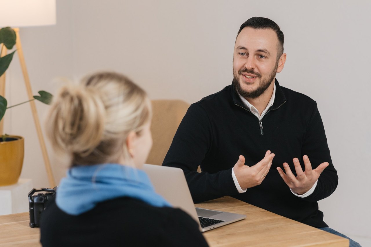 Felix Mauersberger im Gespräch mit einer Kundin von Visual Storytellers Leipzig