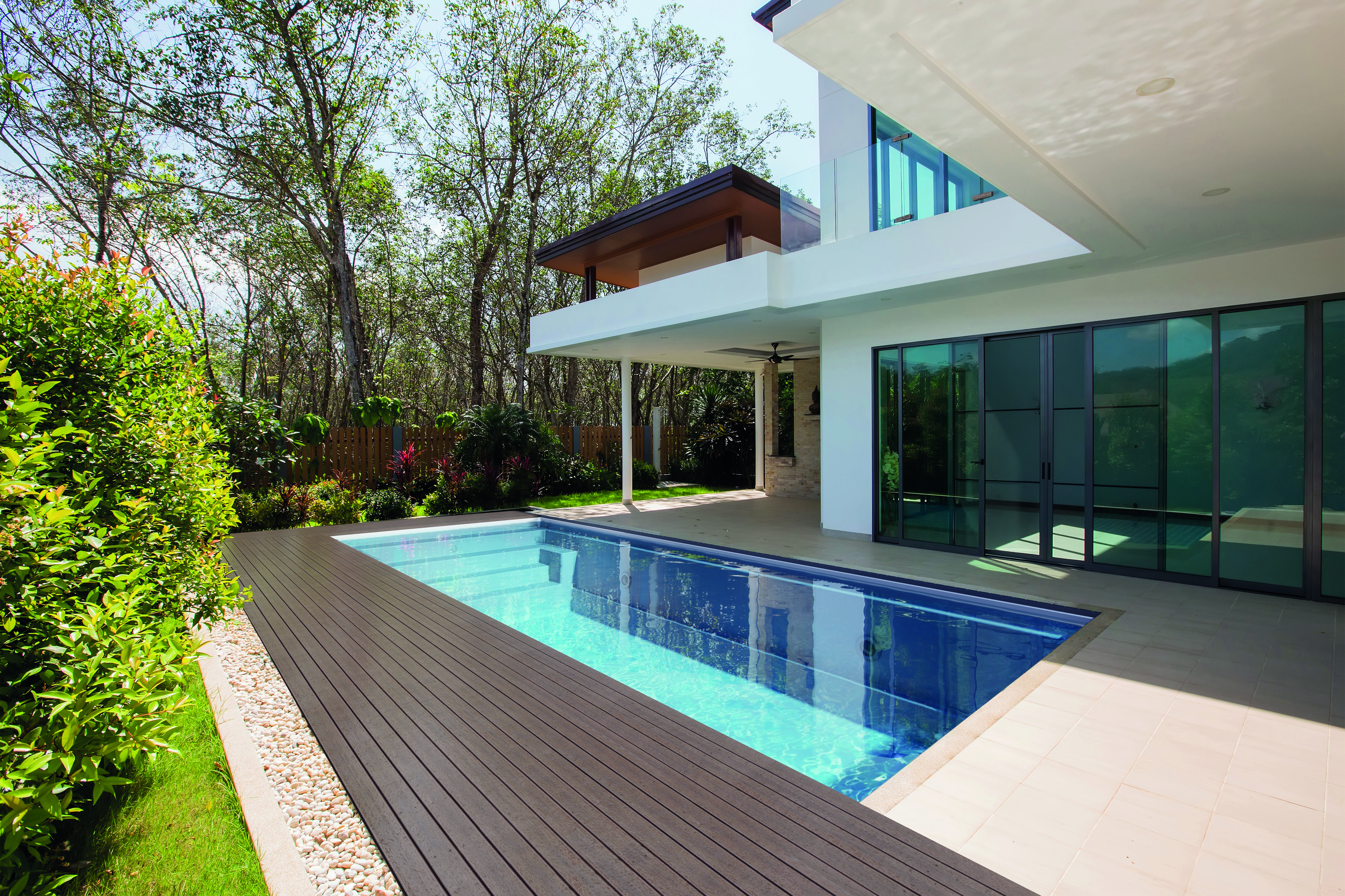 Exklusiver Villenpool mit breiter Treppe, GFK-Becken und Gegenstromanlage, Rohbau Schwimmbadbau