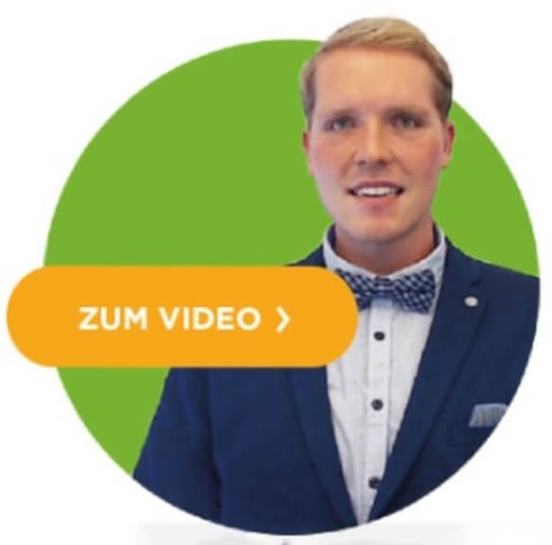Jan Ruhoff mit Fliege, Button Zum Video