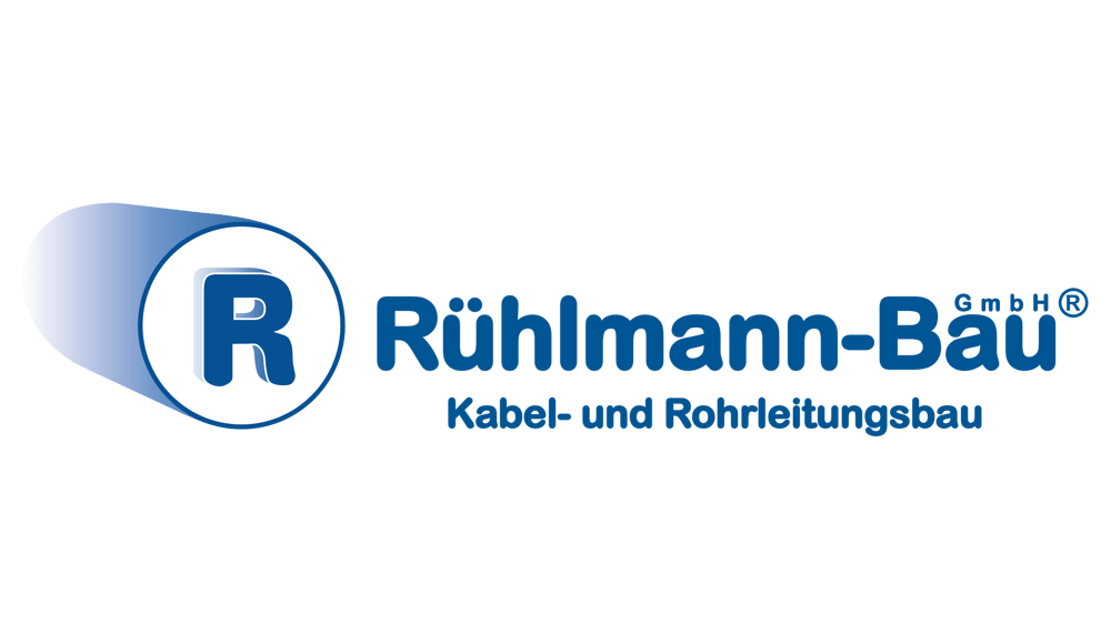 Rühlmann-Bäu Logo: Blaues "R" in weißem Kreis mit blauem Schweif, Text "Rühlmann-Bäu Kabel- und Rohrleitungsbau".