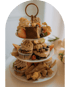 Ein dreistöckiger Etagere mit Gebäck, Obst und Kuchen, verziert mit Physalis und Beeren.
