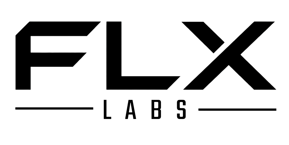 Schwarzer "FLX" Schriftzug über "LABS" mit horizontalen Linien auf dunkelgrünem Hintergrund.