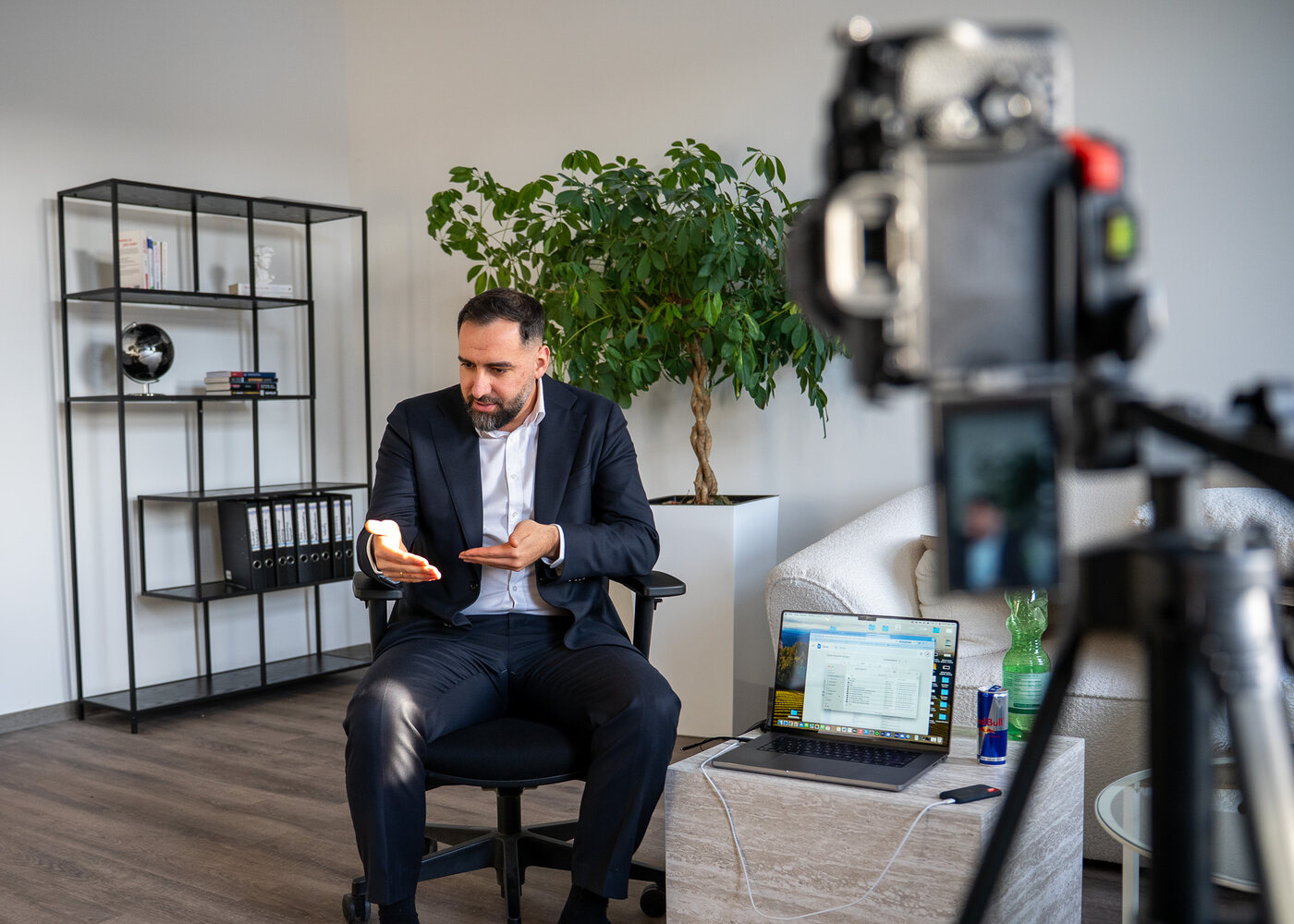 Kunde während einer Videoaufnahme vor der Kamera