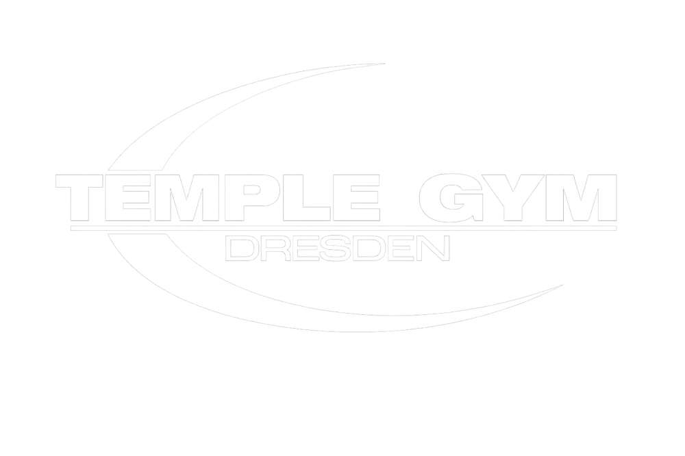 Weißes "TEMPLE GYM DRESDEN" Logo mit einem geschwungenen Halbkreis, der die Buchstaben umrahmt, auf dunkelgrünem Hintergrund.