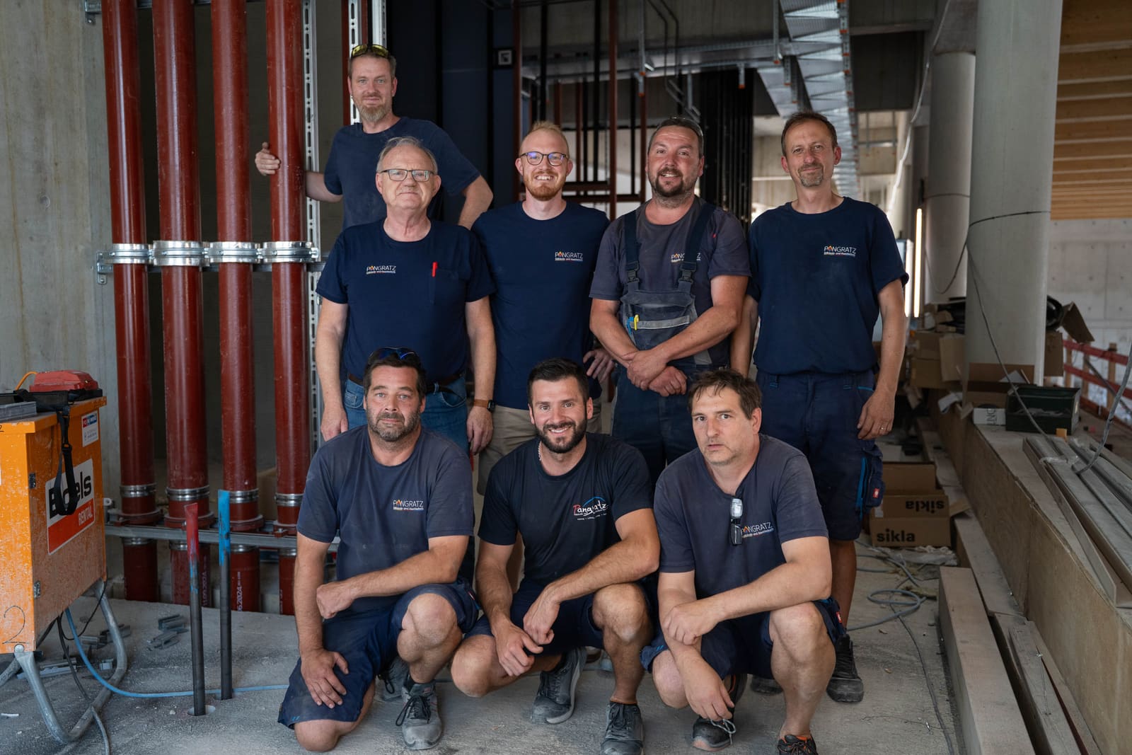 Das Team der Pangratz Gebäude- und Haustechnik GmbH auf der Baustelle
