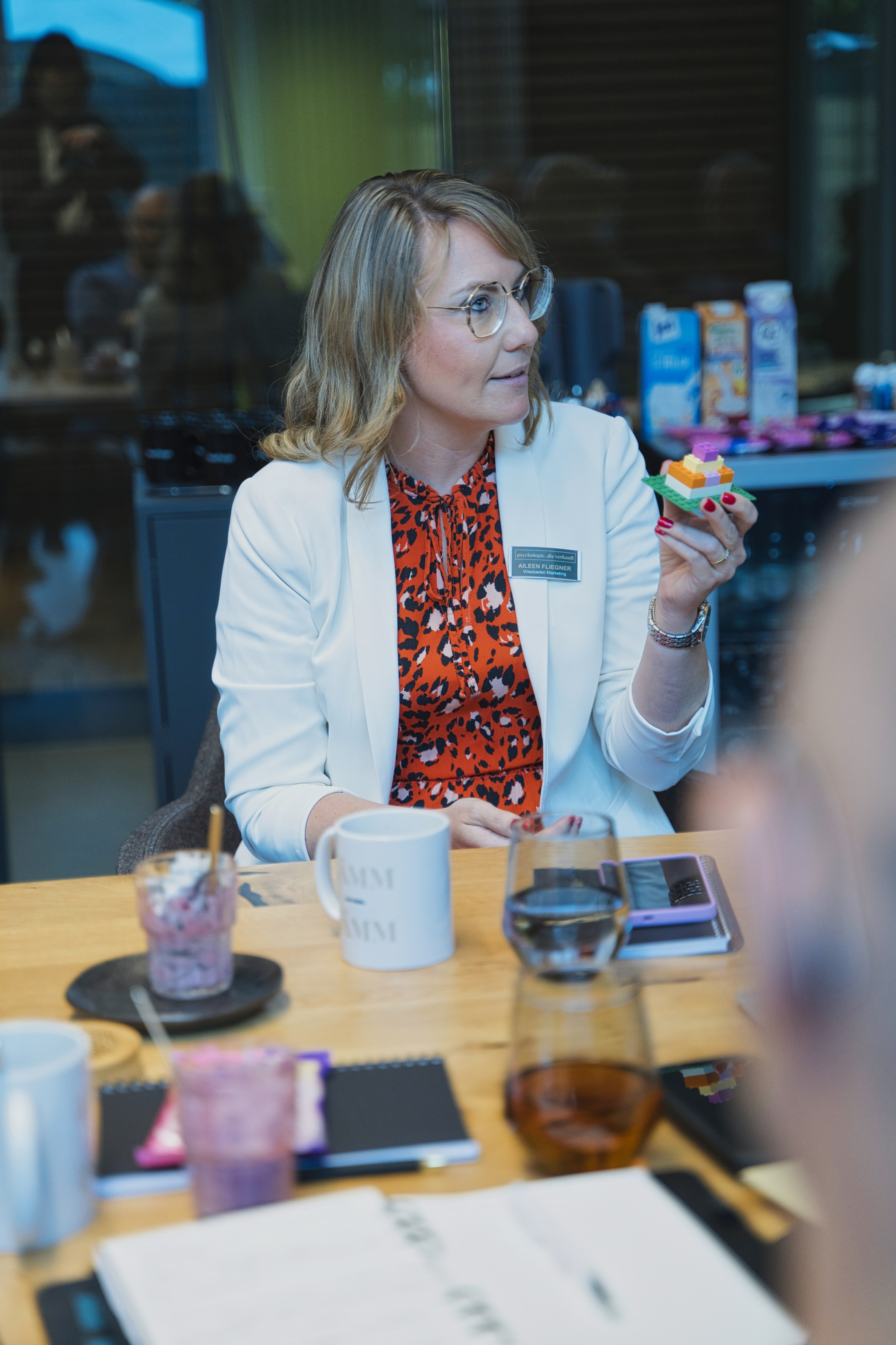 Teilnehmerin bei einer Pause im Storytelling-Workshop