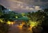 Sonnensegel bei Sonnenuntergang über einer Terrasse