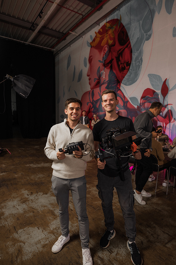 Kreatives Meeting zur Planung eines Imagefilms mit Fokus auf Zielgruppenwirkung