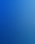 Metallspäne und Späne, die sich in einer blauen Maschine oder einem Behälter ansammeln.