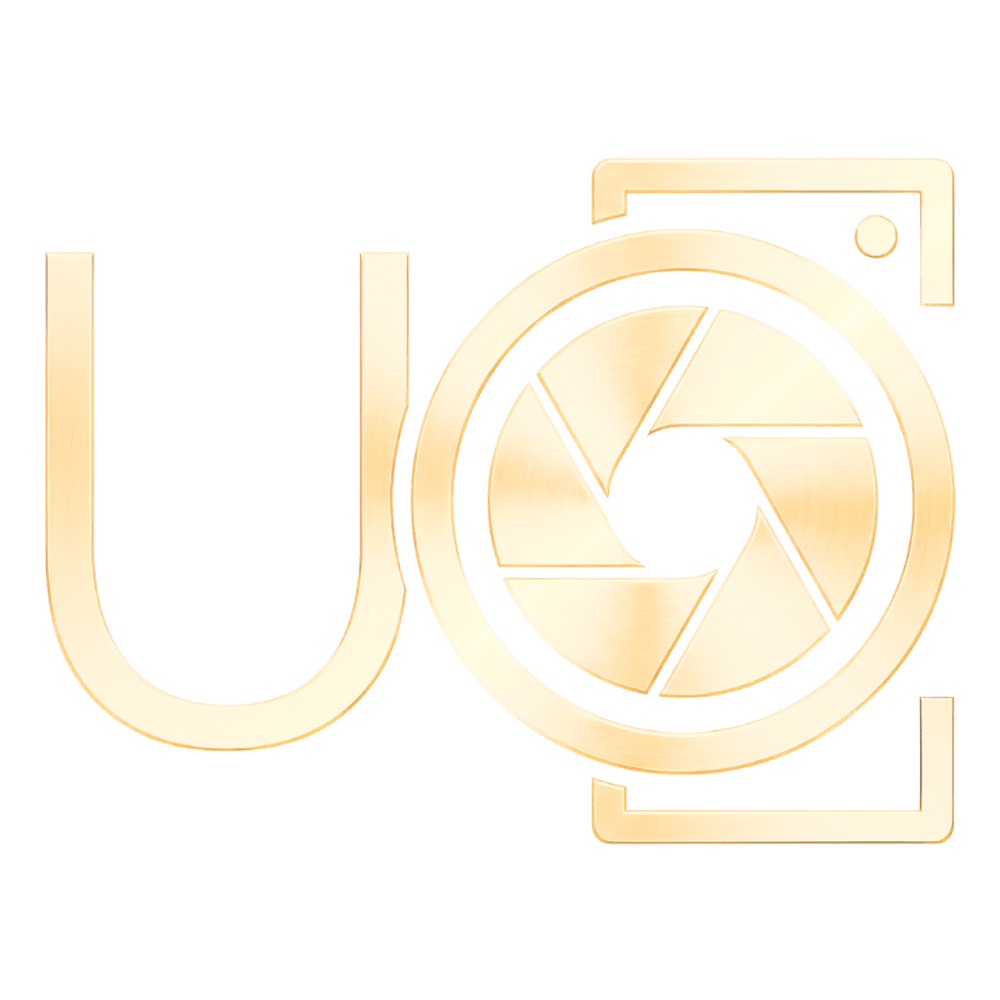 Goldene Kamera-App mit offenem Objektiv und "U" links, auf dunkelgrünem Hintergrund.