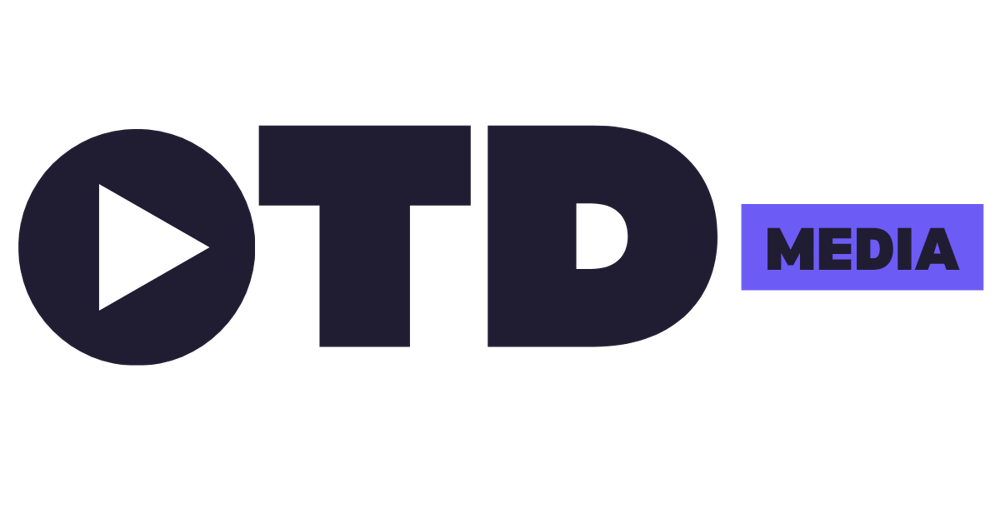 Schwarzes Logo mit Play-Button, "TD" und blauem Rechteck mit weißer Schrift "MEDIA".