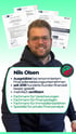 Nils Olsen lächelt vor Zertifikaten und einer Liste seiner Qualifikationen als Finanzspezialist.