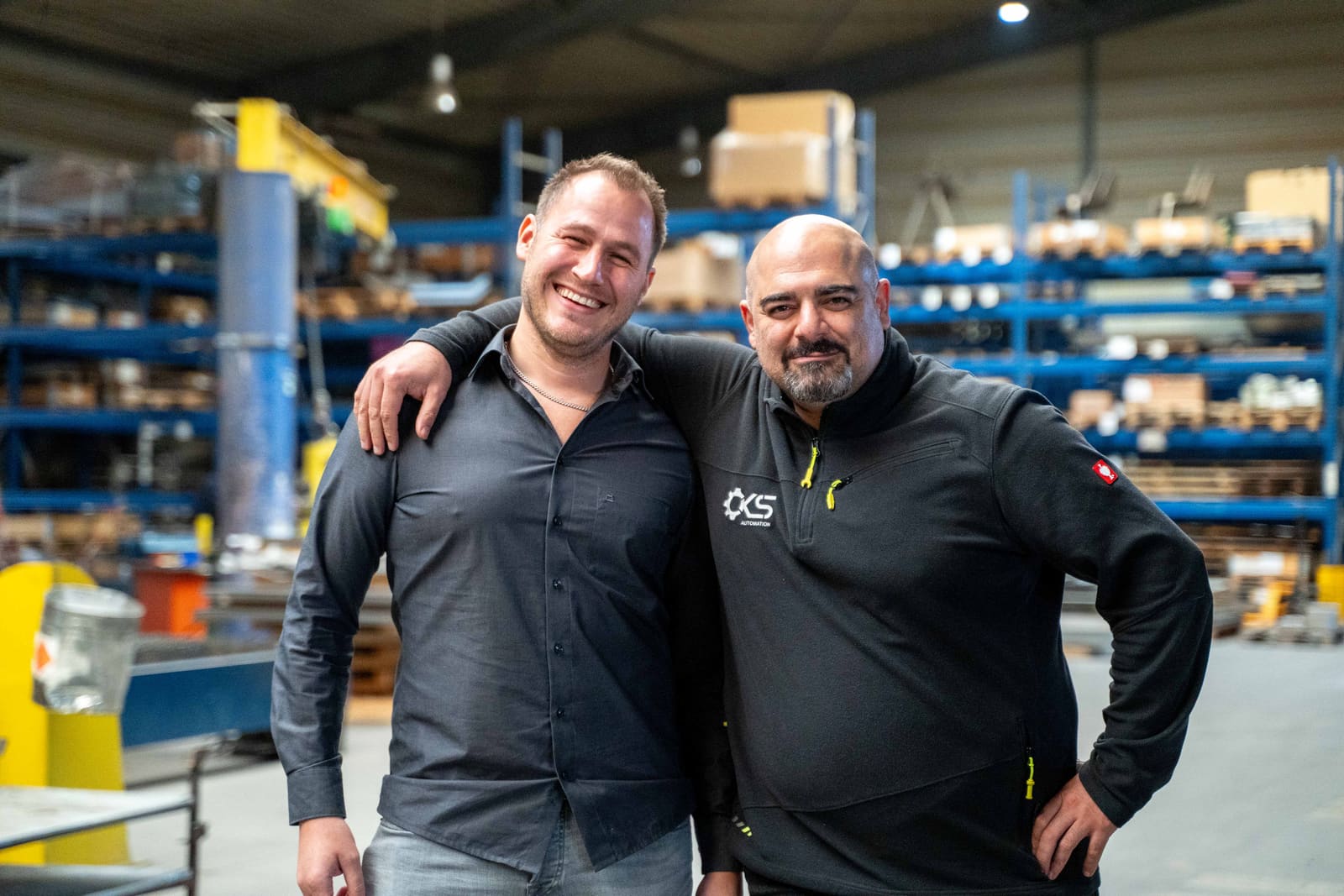 Mitarbeiter der CKS Automation in der Werkhalle