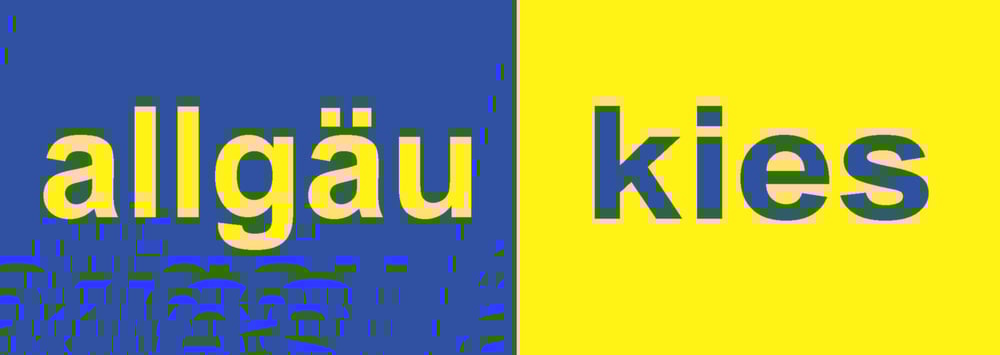 Gelbe Schrift "allgäu" auf blauem Hintergrund, blaue Schrift "kies" auf gelbem Hintergrund.