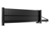 Schwarzes Schiebetor mit vertikalen Lamellen und mechanischem Antriebssystem.