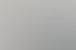 Zwei Kollegen unterhalten sich lächelnd in einem Büroraum mit Aktenordnern und Computern.