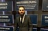 Marcello der Halal Moneycoach vor eine Mottowand mit der Aufschrift "Weiterentwicklung"´