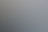 Eine Person sprüht blaues Reinigungsmittel auf eine Glasscheibe zur Fensterreinigung.