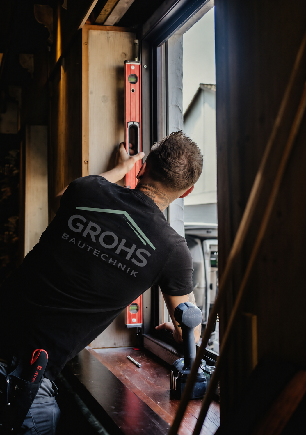 Monteure von Grohs Bautechnik bei der Fenstermontage auf einer Baustelle
