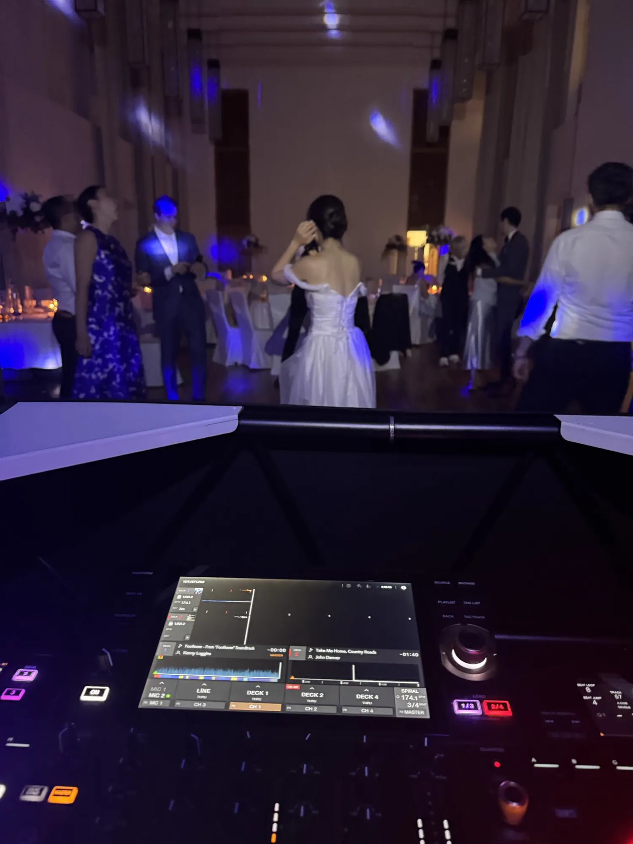 Brautpaar tanzt im Partylicht mit DJ Michael Newell