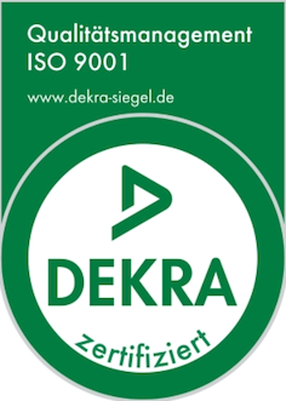 Grünes DEKRA-Siegel für Qualitätsmanagement ISO 9001 mit Text „www.dekra-siegel.de“ und „zertifiziert“.