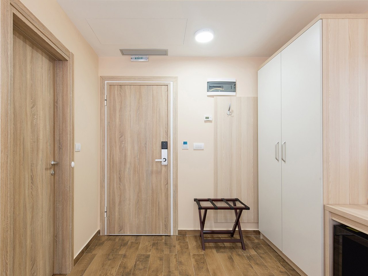 Hotelzimmertür mit Beschlag und Schließsystem
