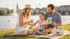 Familie mit Kindern genießt einen sonnigen Sommerferientag in einem Hamburger Park