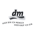 dm Logo mit Slogan "HIER BIN ICH MENSCH HIER KAUF ICH EIN" auf dunkelgrünem Hintergrund