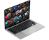 Ein offener Laptop, der Video-Thumbnails auf seinem Bildschirm anzeigt.