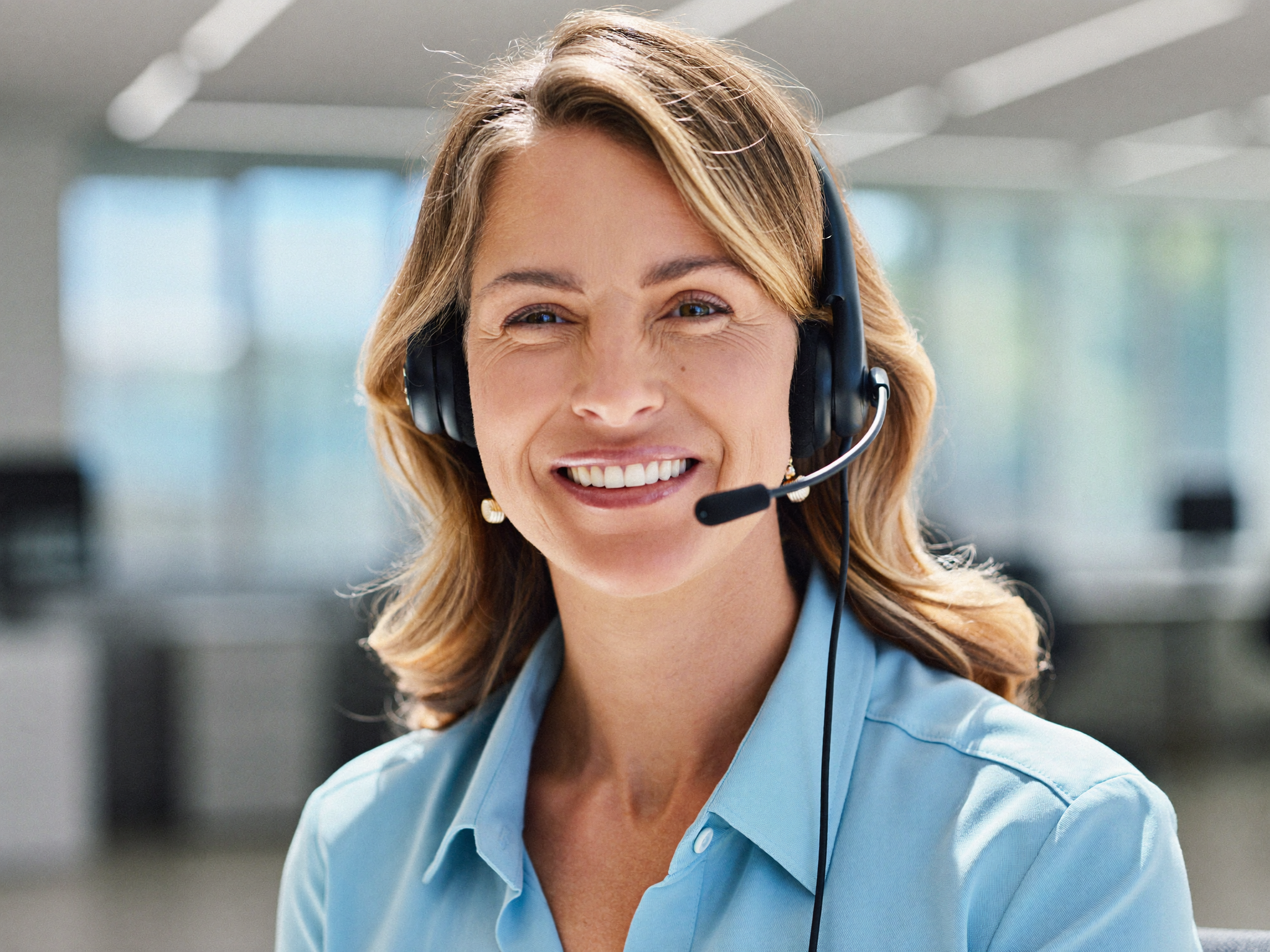 Persönliche Beraterin von Pflegeboxen.de mit Headset