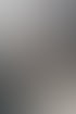 Eine Frau telefoniert mit einem Smartphone, während sie eine Computermaus benutzt.