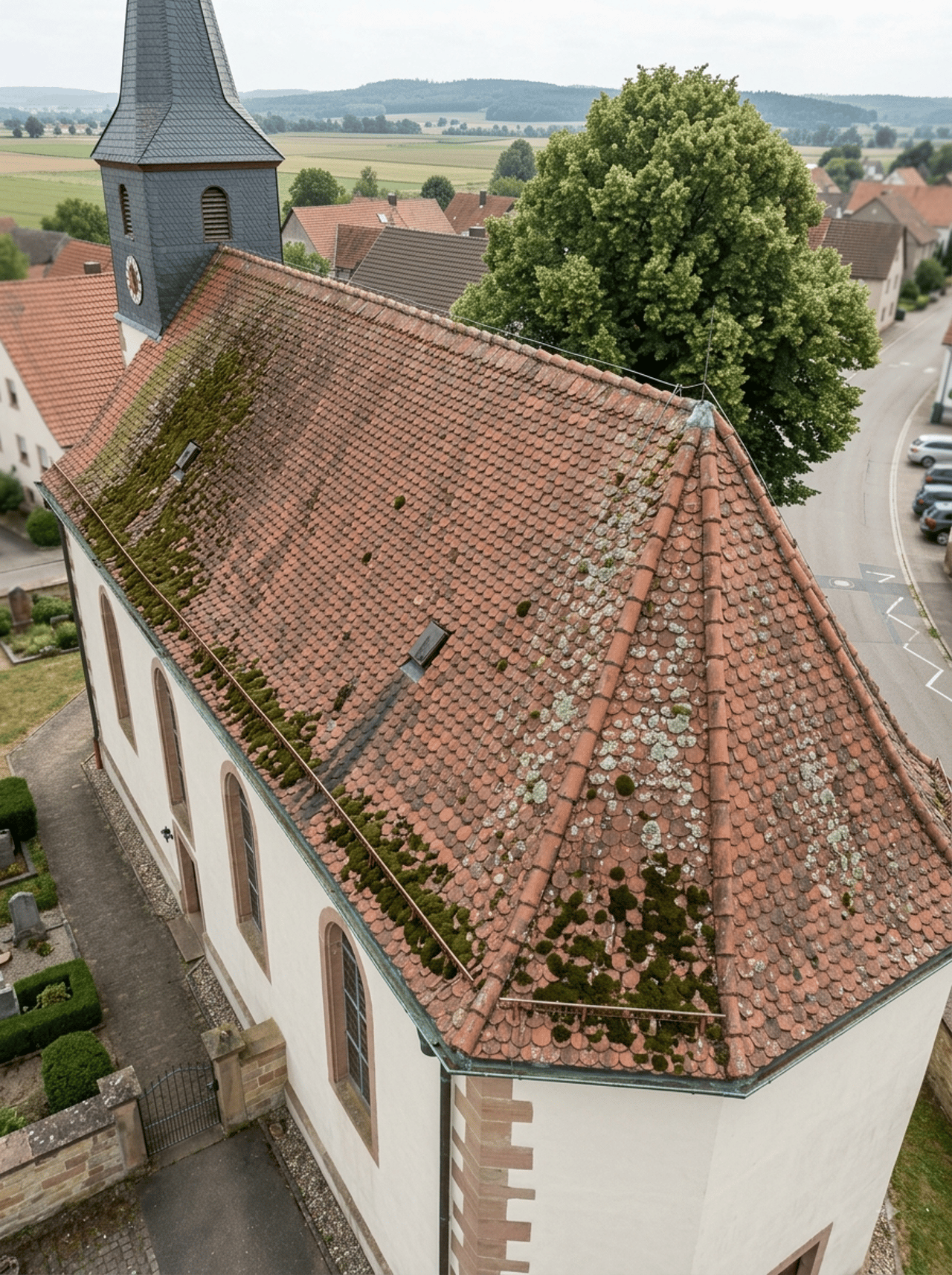 Dachfläche einer Kirche aus der Luft