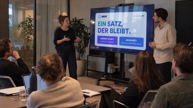 Teilnehmende im Präsentationstraining in München üben an einer eigenen Präsentation