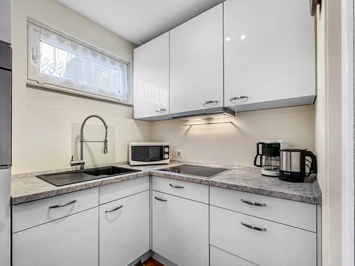 Küche der Ferienwohnung mit Ceranfeld, Spülmaschine, Mikrowelle und Kaffeemaschine