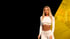 Blonde Frau in weißer Fitnesskleidung vor schwarzem Hintergrund und gelber Grafik eines Fitnessstudios.