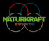 Schwarzer Hintergrund mit dem grünen Schriftzug „NATURKRAFT“ und darunter „EVENTS“, umrahmt von vier farbigen Ringen.
