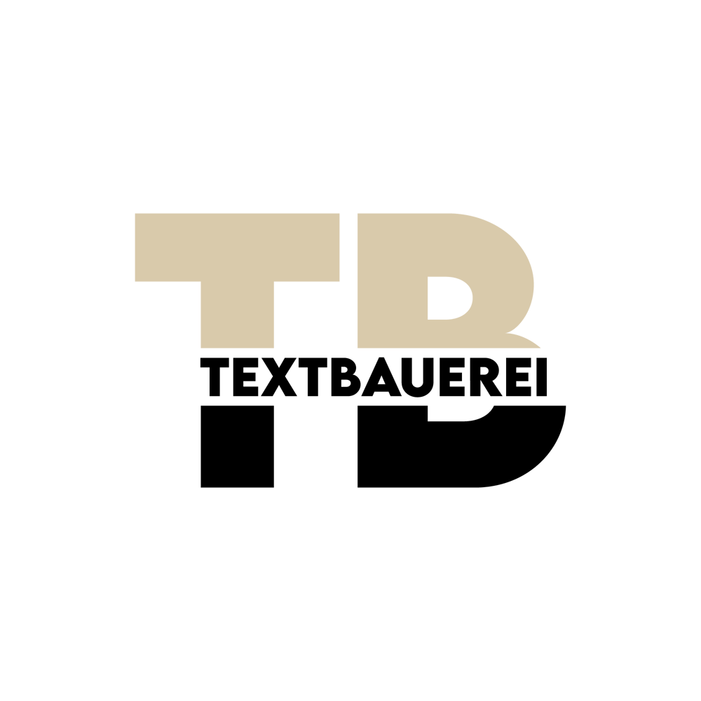 Beige TB-Logo mit schwarzem Schriftzug „Textbauerei“ auf dunkelgrünem Hintergrund.