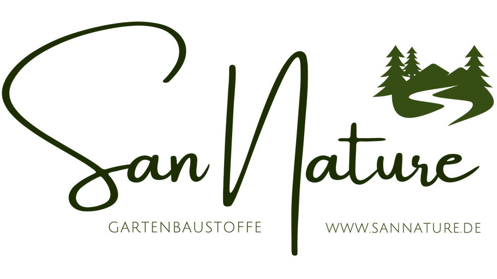 San Nature Logo: Schriftzug "San Nature" in dunkelgrün, darunter "GARTENBAUSTOFFE" und "WWW.SANNATURE.DE". Rechts oben eine Baumlandschaft.