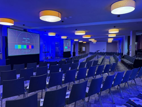 Konferenzsaal mit Bestuhlung und Leinwand