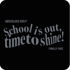 Schwarzer Hintergrund mit weißem Text: "ABSCHLUSS 20XX® school is out, time to shine! FINALLY FREE"