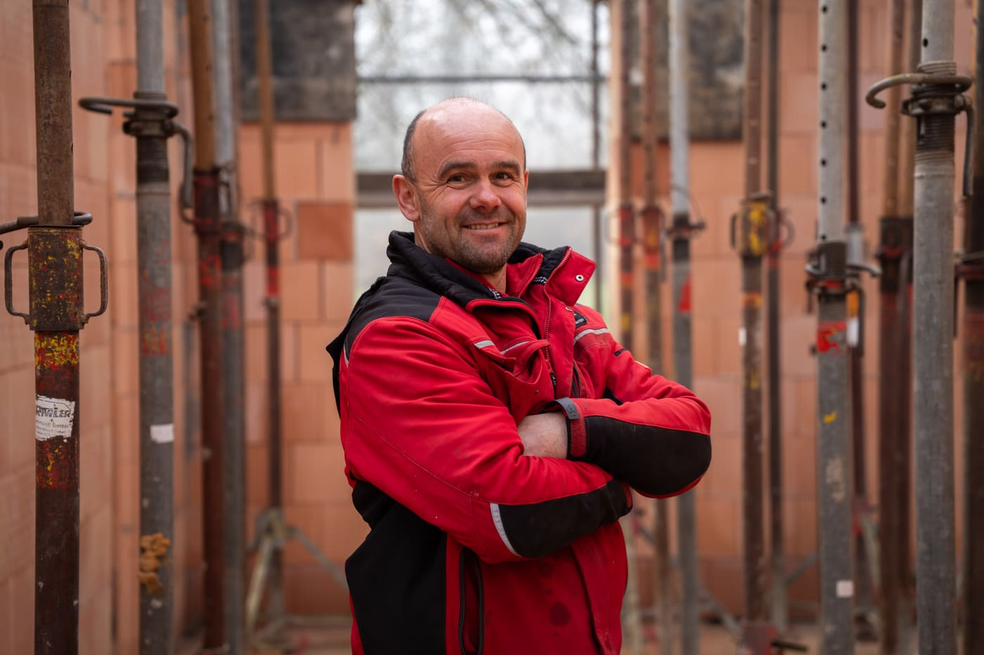 Polier im Rohbau zwischen Baustützen