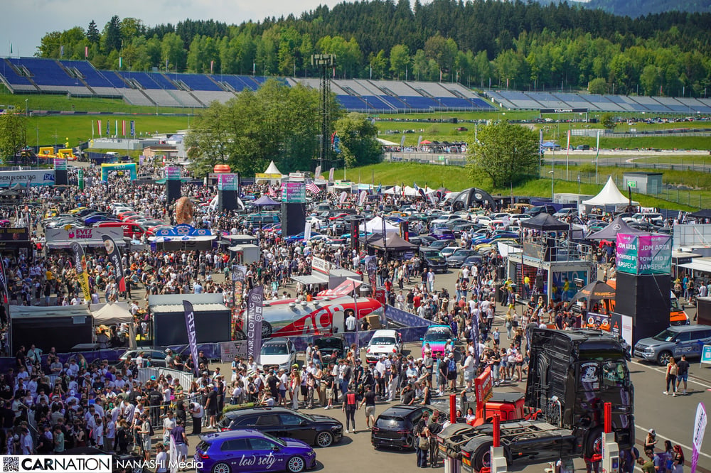 Fahrerlager voller Fahrzeuge