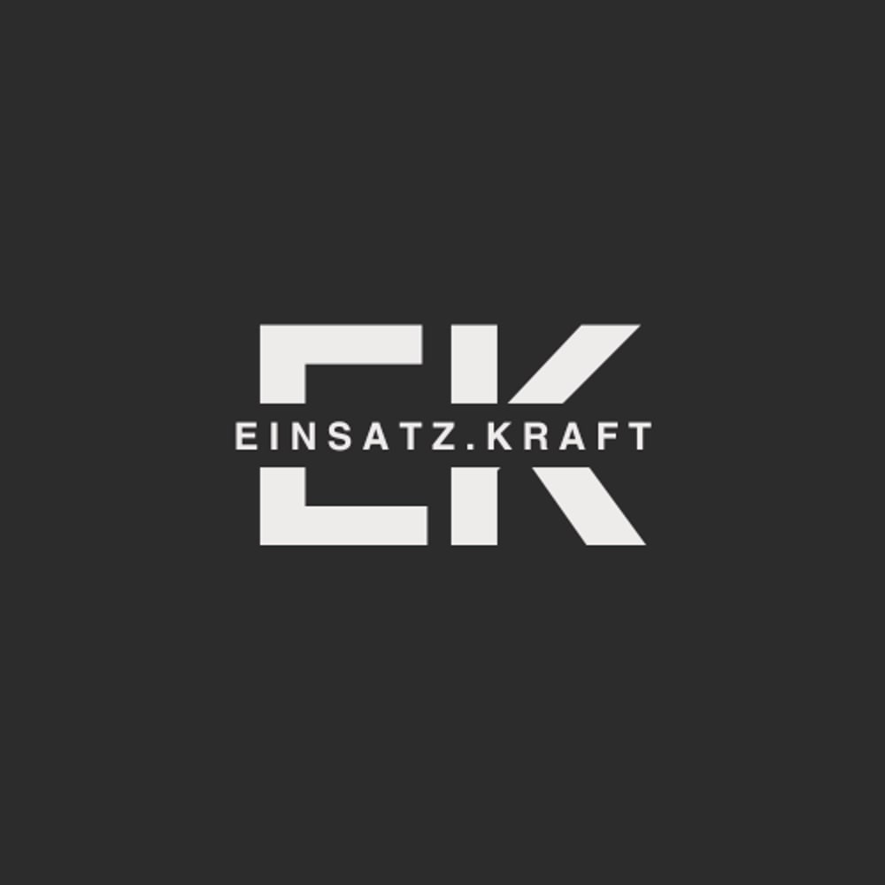 Weißes Logo „EK“ auf dunklem Hintergrund mit Text „EINSATZ.KRAFT“ zwischen den Buchstaben.