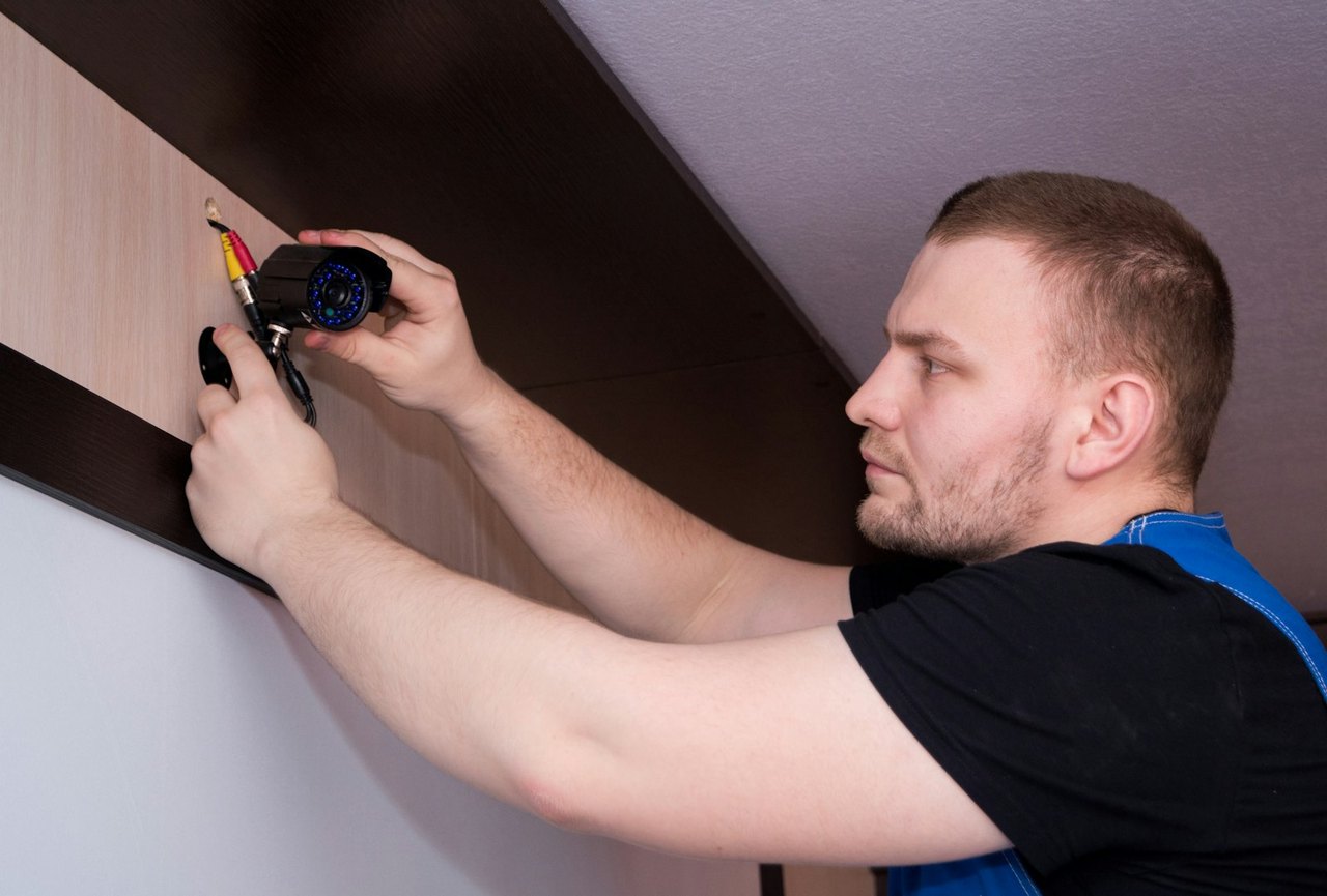 Techniker prüft Schaltschrank der Gebäudeautomation