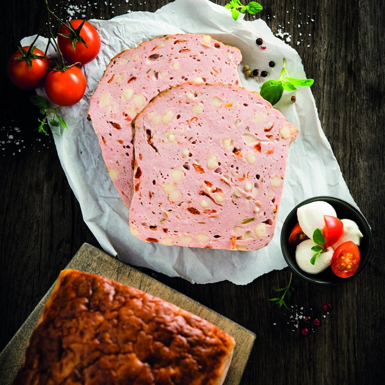 Leberkäse mit Tomaten und Mozzarella