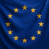 Eine blaue Flagge der Europäischen Union mit einem Kreis aus zwölf goldenen Sternen.