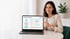 Frau zeigt auf Laptop mit "Self-Service Reifegrad" Anzeige und Balkendiagrammen.