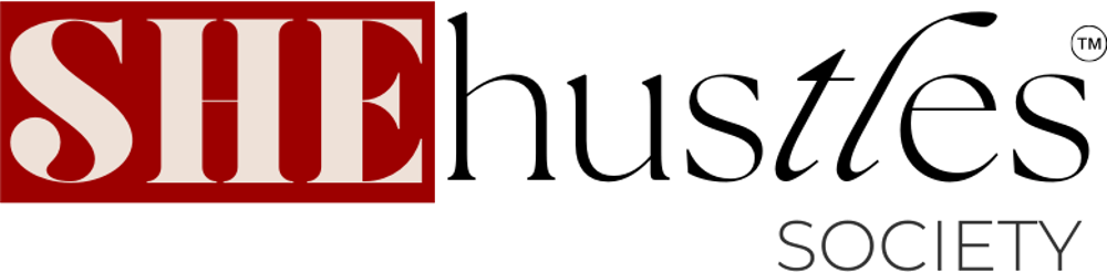 Logo der „SHE hustles SOCIETY“, wobei „SHE“ in einem roten Rechteck mit cremefarbener Schrift steht.