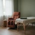Ruhiger Nebenraum mit Massagestuhl und Liege für eine Massage im Unternehmen